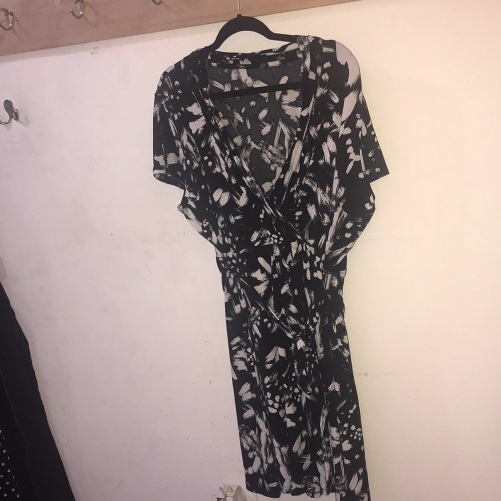 Black/white abstract print dress with fabric built in belt to cinch the waist